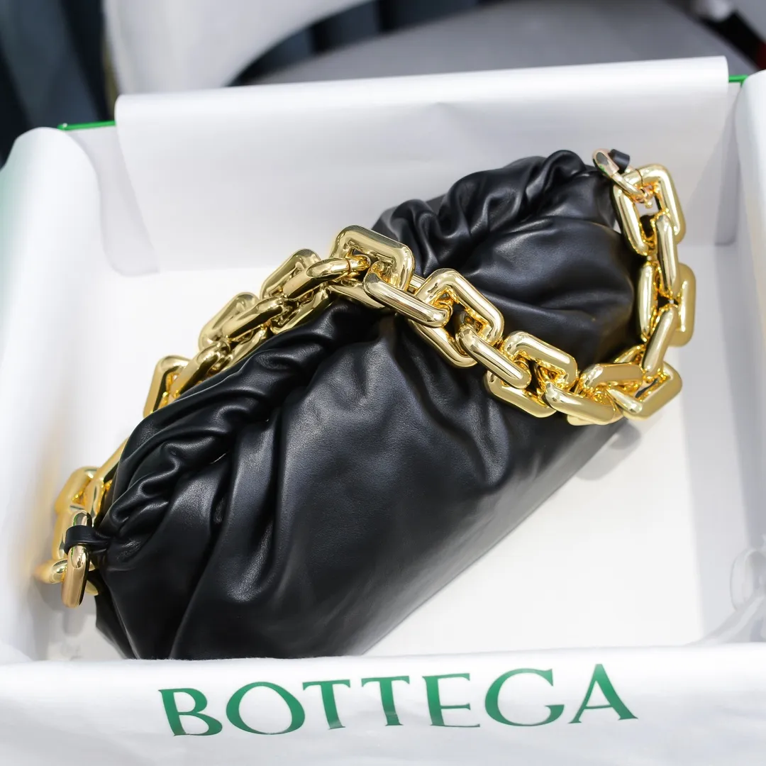 2020 new products will continue to upgrade the cloud bag to the вoттega veneтa chain cloud bag. It is still developed with imported original leather as standard. This hardware chain needs to be light on the upper body and can only be made of all-steel material. It is made of hollowed metal. You don’t have to worry about its weight. Major celebrity fashion bloggers have used it to attend fashion shows. Who can resist the charm of this large gold chain [smile] Style number: 6708# Size: 30*16*12